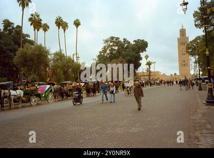 Place de Foucauld und die Koutoubia-Moschee in Marrakesch in Marokko im Maghreb in Nordafrika Stockfoto