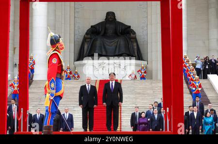 Ulaanbaatar, Mongolei. September 2024. Der russische Präsident Wladimir Putin (links) und der mongolische Präsident Uchnaagiin Hurelsukh (rechts) stehen während der Ankunftszeremonie auf dem Sukhbaatar-Platz des Regierungspalastes am 3. September 2024 in Ulaanbaatar (Mongolei) vor der riesigen Statue von Dschingis Khan. Quelle: Vyacheslav Prokofyev/Kreml Pool/Alamy Live News Stockfoto