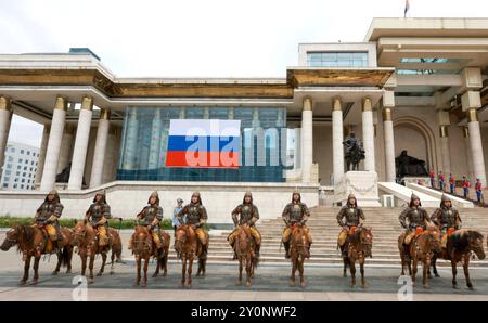 Ulaanbaatar, Mongolei. September 2024. Mongolische Ehrengäste in traditionellen Kriegerkostümen auf Pferdekostümen bereiten sich auf die Ankunft des russischen Präsidenten Wladimir Putin vor dem Regierungspalast auf dem Sukhbaatar-Platz am 3. September 2024 in Ulaanbaatar, Mongolei, vor. Quelle: Vyacheslav Prokofyev/Kreml Pool/Alamy Live News Stockfoto