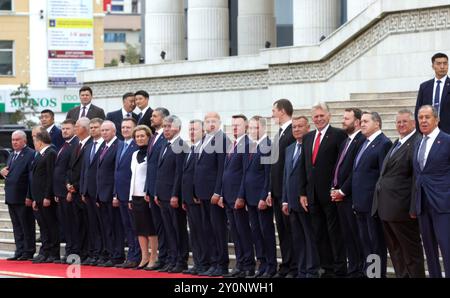 Ulaanbaatar, Mongolei. September 2024. Die Mitglieder der russischen Delegation stehen während der Ankunftszeremonie des russischen Präsidenten Wladimir Putin im Regierungspalast auf dem Sukhbaatar-Platz am 3. September 2024 in Ulaanbaatar, Mongolei, an. Quelle: Vyacheslav Prokofyev/Kreml Pool/Alamy Live News Stockfoto