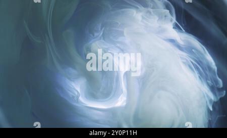 Seidenwolke. Rauchwirbel. Unschärfe blaue weiße Farbe leuchtender Nebel schwimmende Farbe Wasser Mischung ätherische abstrakte Kunst Hintergrund. Stockfoto