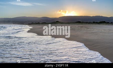 Sonnenaufgang über dem Horizont am Kelvedon Beach, Haystack Rock, Eastern Tasmania, Australien Stockfoto