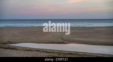 Malerischer Blick auf die Skyline des Ozeans von Kelvedon Beach, Haystack Rock, Swansea, Eastern Tasmania, Australien Stockfoto