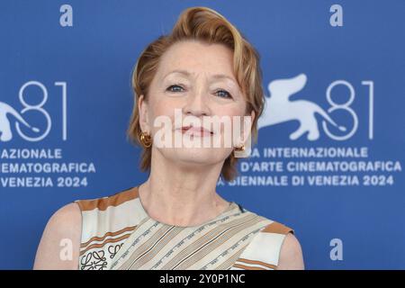 Venedig, Italien. September 2024. Lesley Manville nahm am 3. September 2024 am Queer Photocall im Rahmen des 81. Internationalen Filmfestivals in Venedig Teil. Foto: Aurore Marechal/ABACAPRESS. COM Credit: Abaca Press/Alamy Live News Stockfoto