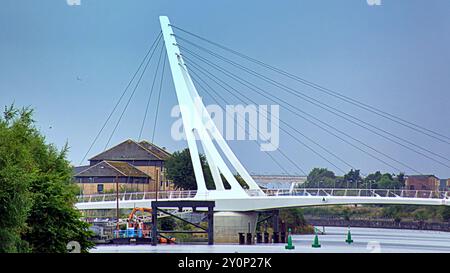 Glasgow, Schottland, Großbritannien. September 2024. Die neue Brücke „The Govan-Partick Bridge“ öffnet sich seitlich, um Schiffe durchzulassen, und der letzte Schliff der lang erwarteten partick govan-Fußbrücke überspannte schließlich den Fluss clyde vor der Eröffnungszeremonie am Freitag und Samstag. Die touristischen Hotspots des Glenlee Clipper Schiffes, des Flussmuseums und der govan Kirche und die Gemeinden auf beiden Seiten des Flusses verbinden. Umgangssprachlich bekannt als die schwingende Brücke oder das schwimmende Schwein. Credit Gerard Ferry /Alamy Live News Stockfoto