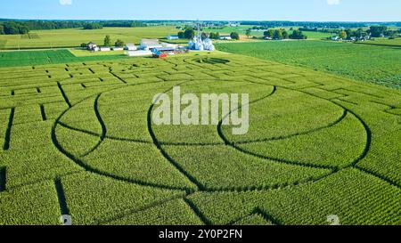 Luftaufnahme des Maisfeldlabyrinths in der ländlichen Farm Stockfoto