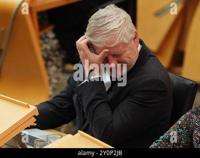 Angus Robertson, Kabinettssekretärin für Verfassung, Auswärtige Angelegenheiten und Kultur als Finanzministerin Shona Robison, gibt im schottischen Parlament in Holyrood (Edinburgh) ein Update über die Haushaltsvorbereitung der schottischen Regierung, um die MSPs auf dem Niveau der Kürzungen der Ausgaben der schottischen Regierung zu aktualisieren. Bilddatum: Dienstag, 3. September 2024. Stockfoto