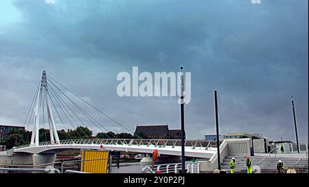 Glasgow, Schottland, Großbritannien. September 2024. Die neue Brücke „The Govan-Partick Bridge“ öffnet sich seitlich, um Schiffe durchzulassen, und der letzte Schliff der lang erwarteten partick govan-Fußbrücke überspannte schließlich den Fluss clyde vor der Eröffnungszeremonie am Freitag und Samstag. Die touristischen Hotspots des Glenlee Clipper Schiffes, des Flussmuseums und der govan Kirche und die Gemeinden auf beiden Seiten des Flusses verbinden. Umgangssprachlich bekannt als die schwingende Brücke oder das schwimmende Schwein. Credit Gerard Ferry /Alamy Live News Stockfoto