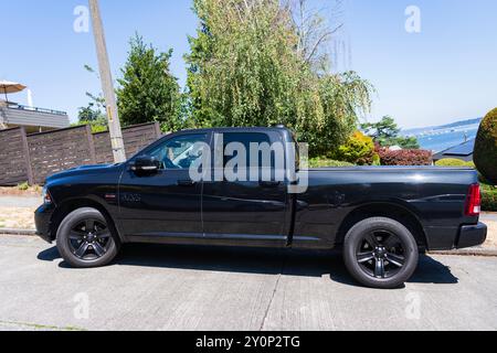 Seattle, WA, USA - 3. Juli 2024: 2017 Dodge RAM 1500 Hemi 5,7 Liter Truck, schwarz. Seitenansicht Stockfoto