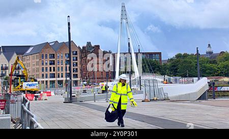 Glasgow, Schottland, Großbritannien. September 2024. Die neue Brücke „The Govan-Partick Bridge“ öffnet sich seitlich, um Schiffe durchzulassen, und der letzte Schliff der lang erwarteten partick govan-Fußbrücke überspannte schließlich den Fluss clyde vor der Eröffnungszeremonie am Freitag und Samstag. Die touristischen Hotspots des Glenlee Clipper Schiffes, des Flussmuseums und der govan Kirche und die Gemeinden auf beiden Seiten des Flusses verbinden. Umgangssprachlich bekannt als die schwingende Brücke oder das schwimmende Schwein. Credit Gerard Ferry /Alamy Live News Stockfoto