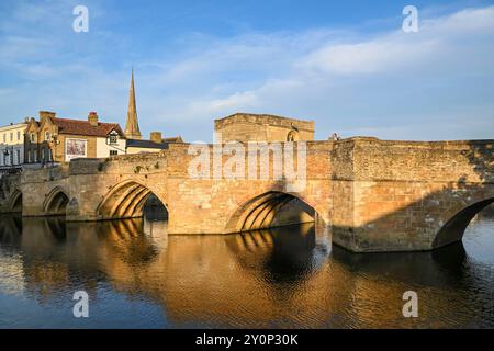 St Ives Bridge am Fluss Great Ouse aus dem 15. Jahrhundert in St Ives in Cambridgeshire, England, Großbritannien an einem warmen, sonnigen Abend. Stockfoto