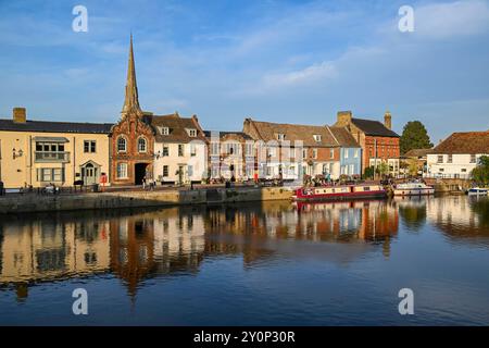 Die Uferpromenade am Fluss Great Ouse in St Ives in Cambridgeshire, England, Großbritannien an einem warmen, sonnigen Abend. Stockfoto