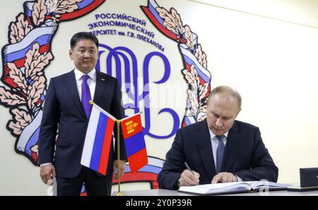 Ulaanbaatar, Mongolei. September 2024. Der russische Präsident Wladimir Putin, rechts, unterschreibt das Gästebuch als der mongolische Präsident Uchnaagiin Hurelsukh, links, während eines Besuchs der Plechanow Russischen Wirtschaftsuniversität am 3. September 2024 in Ulaanbaatar, Mongolei, zusieht. Quelle: Vyacheslav Prokofyev/Kreml Pool/Alamy Live News Stockfoto