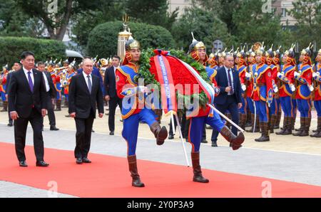 Ulaanbaatar, Mongolei. September 2024. Der russische Präsident Wladimir Putin, rechts und der mongolische Präsident Uchnaagiin Hurelsukh, links, während einer Veranstaltung zum 85. Jahrestag des gemeinsamen Sieges der sowjetischen und mongolischen Streitkräfte über die Japaner beim Marschall Georgi Schukow-Denkmal am 3. September 2024 in Ulaanbaatar, Mongolei. Stockfoto