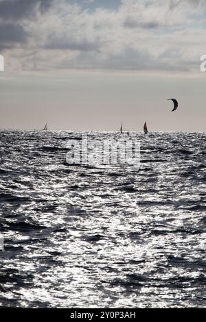 Boote und Kitesurfer auf dem Meer im Golf von Morbihan, von Goh Velin Beach, Saint-Gildas-de-Rhuys, Bretagne, Frankreich Stockfoto