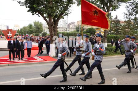 Ulaanbaatar, Mongolei. September 2024. Der russische Präsident Wladimir Putin, Zentrum, und der mongolische Präsident Uchnaagiin Hurelsukh, verließen die Stadt während eines Ereignisses zum 85. Jahrestag des gemeinsamen Sieges der sowjetischen und mongolischen Streitkräfte über die Japaner am 3. September 2024 in Ulaanbaatar, Mongolei. Stockfoto