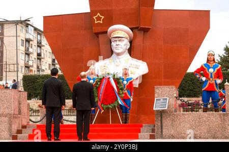 Ulaanbaatar, Mongolei. September 2024. Der russische Präsident Wladimir Putin, rechts und der mongolische Präsident Uchnaagiin Hurelsukh, links, während einer Veranstaltung zum 85. Jahrestag des gemeinsamen Sieges der sowjetischen und mongolischen Streitkräfte über die Japaner beim Marschall Georgi Schukow-Denkmal am 3. September 2024 in Ulaanbaatar, Mongolei. Stockfoto