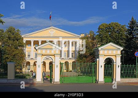 Smolny-Institut, palladianisches Gebäude in Sankt Petersburg, Russland. Heute ist das Gebäude der offizielle Sitz des Stadtregierers Stockfoto