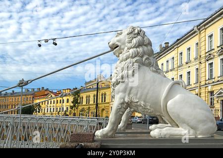 Edler Löwe auf der Brücke der vier Löwen über den Griboedow-Kanal in St. Petersburg, Russland Stockfoto