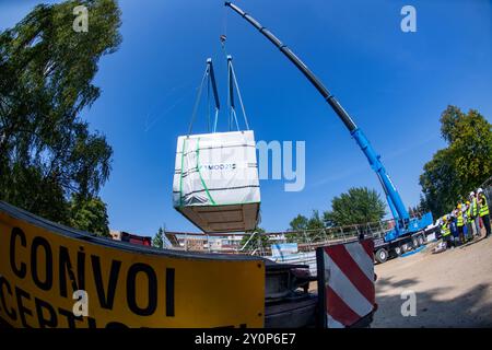 03. September 2024, Mecklenburg-Vorpommern, Stralsund: Mitarbeiter von MOD21-Holzmodulbau bauen auf einem Schulgelände in Stralsund ein Holzmodul. Die Bauarbeiten begannen im Mai 2024 und sollen im November 2024 abgeschlossen sein. Die Vorproduktion der 52 Module im Werk erfolgte innerhalb von acht Wochen. Das zweigeschossige Bauwerk aus Holz wird ein 1780 Quadratmeter großes Pflegegebäude für die Juri Gagarin Grundschule sein. Es verfügt über Spielgruppenräume, eine Küche, Checkrooms, Toiletten, Gebäuderäume und eine Lounge mit Hausaufgabenräumen. Das Unternehmen, das seinen Sitz hat Stockfoto