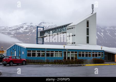 Seydisfjordur, Island, 19.05.22.Fährterminal mit einer Passagierrampe in der Stadt Seydisfjordur in Ost-Island mit schneebedeckten Bergen Stockfoto