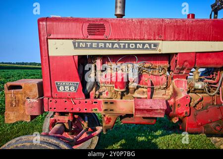 Oldtimer Red Farm Traktor Motor Nahaufnahme im ländlichen Feld Stockfoto