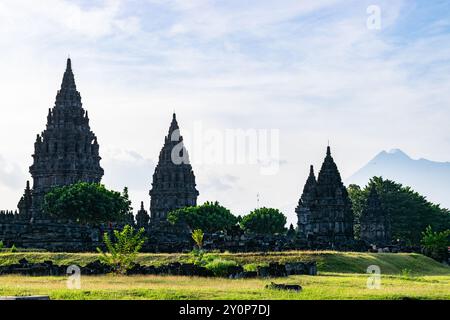 Die Sonne scheint auf dem prambanan-Tempelkomplex in indonesien mit dem Berg merapi im Hintergrund Stockfoto