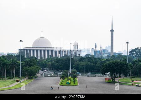 Die istiqlal-Moschee in jakarta, indonesien, ist ein wunderschönes und ikonisches Wahrzeichen, das einen Ort des Friedens und der Anbetung darstellt Stockfoto