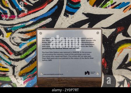 Schilder an der Berliner Mauer, East Side Gallery Berlin, Deutschland, Europa über die Restaurierung/Renovierung Stockfoto