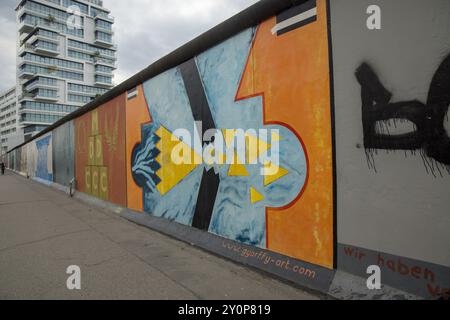 Blick auf die Berliner Mauer, East Side Gallery Berlin, Deutschland, Europa von Sándor Györffys „Mauerdurchbruch“ Stockfoto