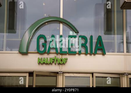 Logo der Galeria Kaufhof am Eingang des Kaufhauses auf dem Alexanderplatz in Berlin, Deutschland, Europa Stockfoto