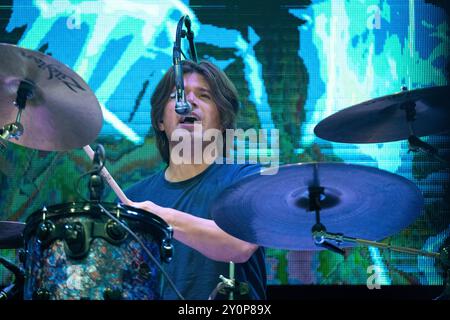 Trondheim, Norwegen. August 2024. Die US-amerikanische Band Hanson spielt ein Live-Konzert während der We Love the 90s und 2000s Show in Trondheim. Hier ist Zac Hanson live auf der Bühne zu sehen. Stockfoto