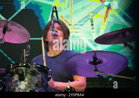 Trondheim, Norwegen. August 2024. Die US-amerikanische Band Hanson spielt ein Live-Konzert während der We Love the 90s und 2000s Show in Trondheim. Hier ist Zac Hanson live auf der Bühne zu sehen. Stockfoto