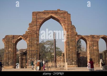 Damaged Arches, Qutab Minar Complex, Süd-Delhi, Indien. Wunderschön geschnitzte Bögen, beschädigt und Touristen besuchen. Stockfoto