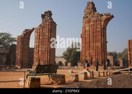 Damaged Arches, Qutab Minar Complex, Süd-Delhi, Indien. Wunderschön geschnitzte Bögen, beschädigt und Touristen besuchen. Stockfoto