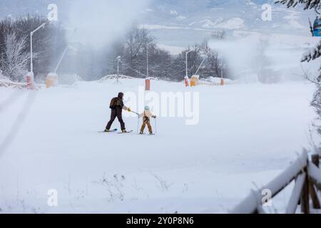 Bansko, Bulgarien - 21. Januar 2024: Blick auf das Winterskigebiet, Piste, Unterricht für das Kind, Skifahren zu lernen Stockfoto