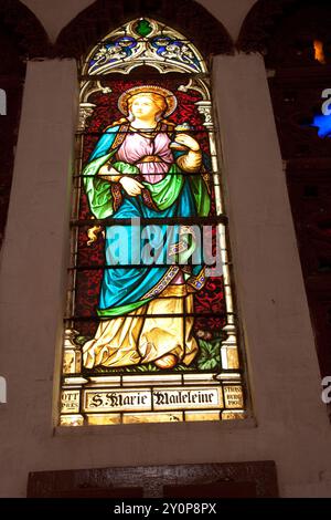 Buntglasfenster; Basilika Des Heiligen Herzens, Pondicherry, Tamil Nadu, Indien. Französisch: Basilique du Sacré-Cœur de Jésus de Pondichéry). Stockfoto