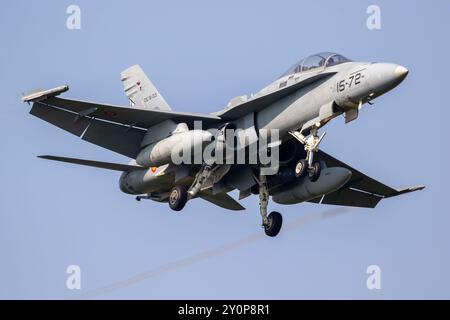 Die spanische Luftwaffe Boeing FA-18 Hornet-Kampfflugzeuge landen auf der Luftwaffenbasis Leeuwarden. Leeuwarden, Niederlande - 11. April 2018 Stockfoto