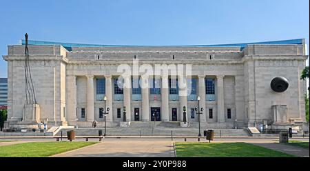 Central Library, Hauptniederlassung der Indianapolis Public Library in Indianapolis, Indiana, USA. Sonniger Sommertag Stockfoto