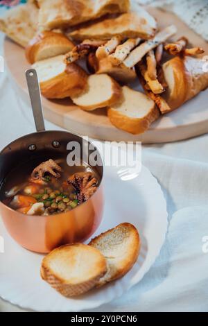 Suppe aus Meeresprodukten und Baguette-Brot als Hintergrund Stockfoto
