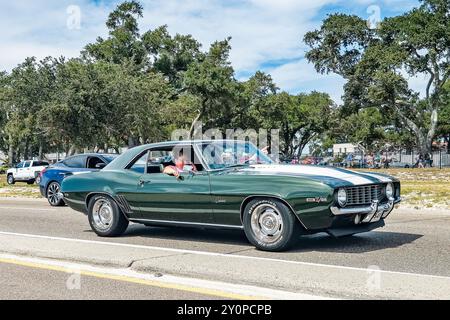 Gulfport, MS - 07. Oktober 2023: Weitwinkelansicht eines 1969 Chevrolet Camaro Z28 Sport Coupés auf einer lokalen Autoshow. Stockfoto