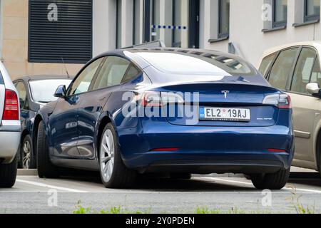 HAVIROV, TSCHECHIEN – 14. SEPTEMBER 2023: Rückansicht des Tesla Model 3 Dual Motor Elektroautos Stockfoto