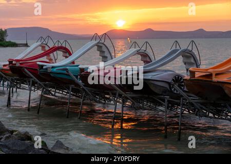 Viele Tretboote bei Sonnenuntergang auf dem Balaton Stockfoto