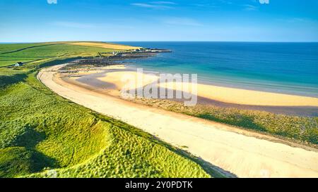 Sandside Bay Beach Caithness Schottland Spätsommer Blick über den Sand zu Häusern und einem kleinen Hafen Stockfoto