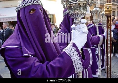 Malaga, Spanien. Teilnehmer einer Prozession zur heiligen Osterwoche in Malaga in typischer Kleidung. März 2018 Stockfoto