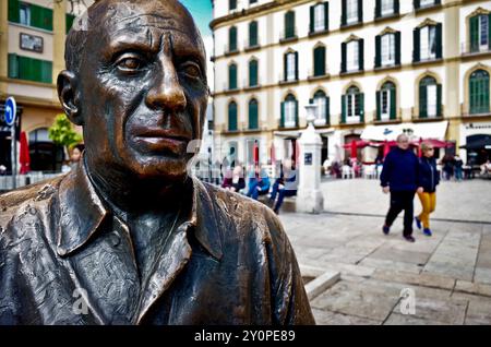 Malaga, Spanien. Bronzestatue von Pablo Picasso auf dem Place de la Merced vor seinem Geburtsort. März 2018 Stockfoto