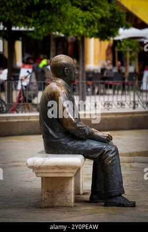 Malaga, Spanien. Bronzestatue von Pablo Picasso auf dem Place de la Merced vor seinem Geburtsort. März 2024 Stockfoto