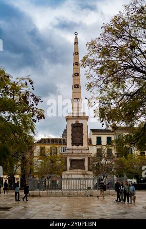 Malaga, Spanien. Obelisk am Place de la Merced in der Nähe des Geburtsortes von Pablo Picasso. März 2024 Stockfoto