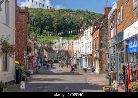 Dursley High Street mit Blick auf Stinchcombe Hill, Gloucestershire, Großbritannien Stockfoto