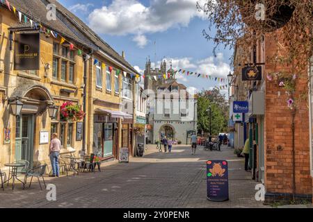 Dursley High Street mit Town and Market Hall aus dem 18. Jahrhundert und Church of St James im Hintergrund, Gloucestershire, Vereinigtes Königreich Stockfoto